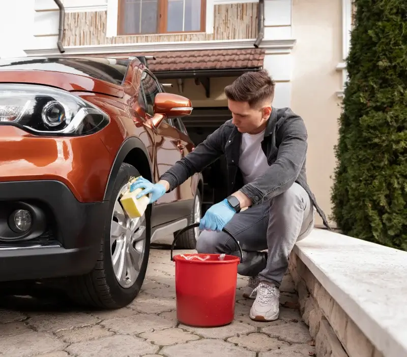 Lavage auto à domicile Cauna : professionnel intervenant sur un véhicule